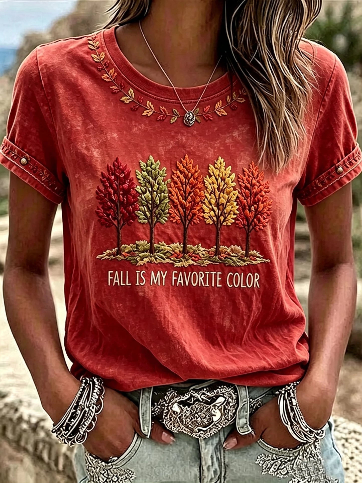 Koszulka w stylu retro ozdobiona kolorowymi wzorami drzew, zapewniająca świeży i wygodny wygląd.