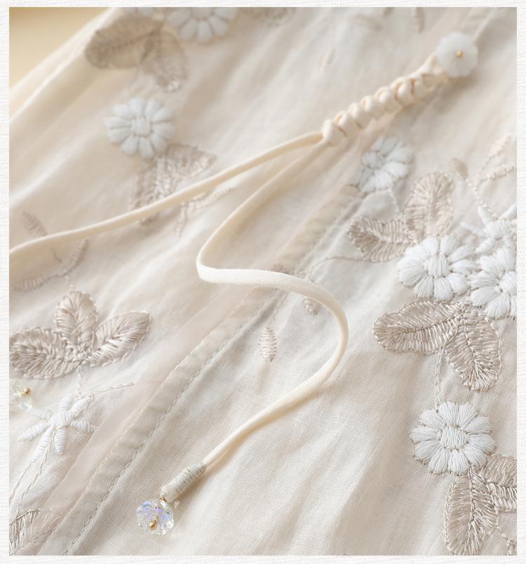 Elegancka koszula w stylu vintage z okrągłym dekoltem i haftowanymi kwiatami