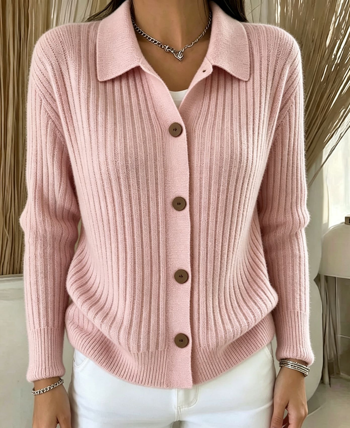 Ten dzianinowy sweter z kołnierzykiem ozdobiony jest pionowymi paskami, przez co jest prosty, elegancki i stylowy.