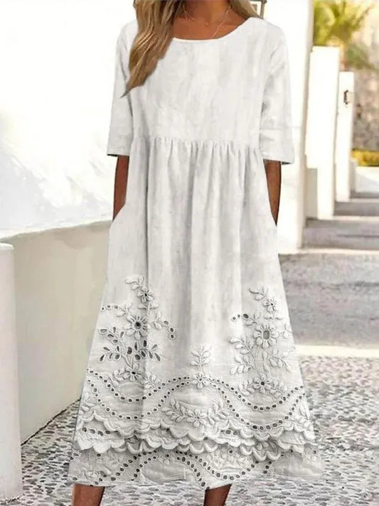 Ta luźna, wygodna biała sukienka ozdobiona jest wyciętym wzorem kwiatowym i wykonana jest z mieszanki bawełny i lnu.