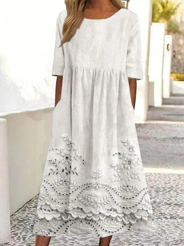Ta luźna, wygodna biała sukienka ozdobiona jest wyciętym wzorem kwiatowym i wykonana jest z mieszanki bawełny i lnu.