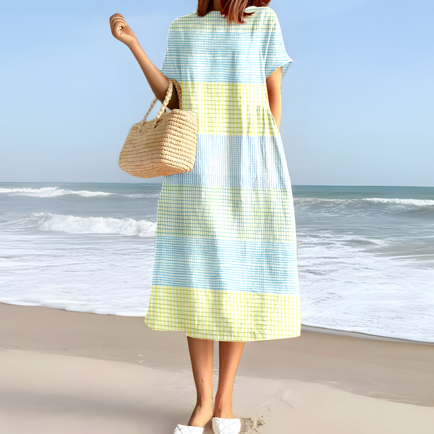 Elegancka i wygodna sukienka w poziome paski w kolorze zielonym i żółtym.