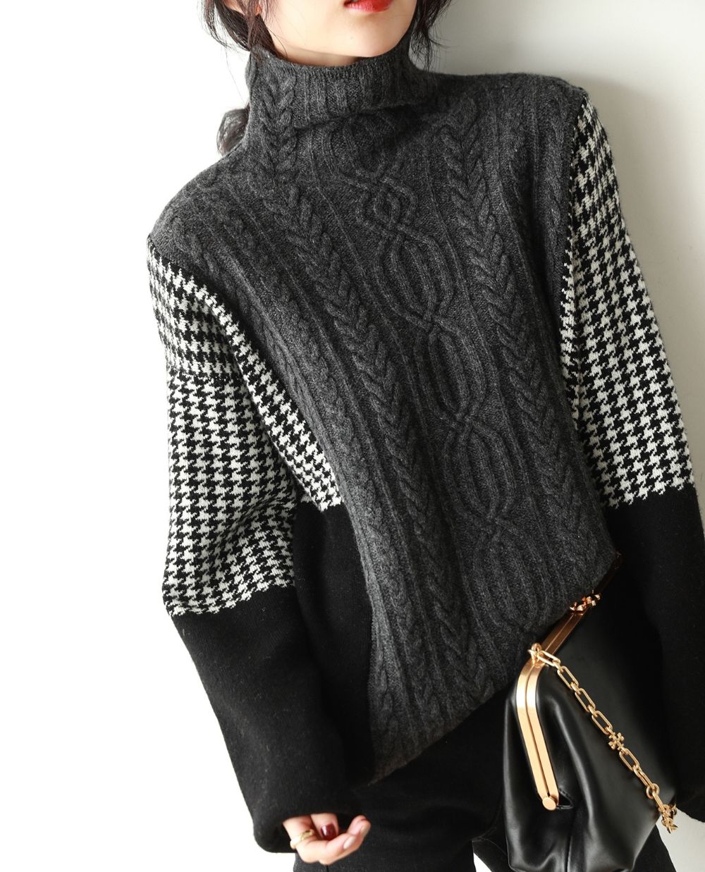 Elegancki i wygodny sweter z golfem w czarno-szarą pepitkę i kratę