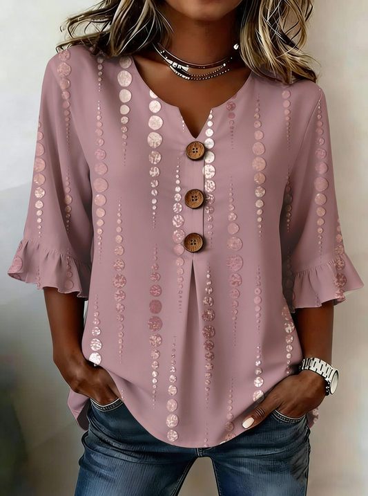 Elegancka i wygodna, ciemnoróżowa koszula damska z geometrycznym nadrukiem gradientowym, dekoltem w serek i plisowanymi mankietami.