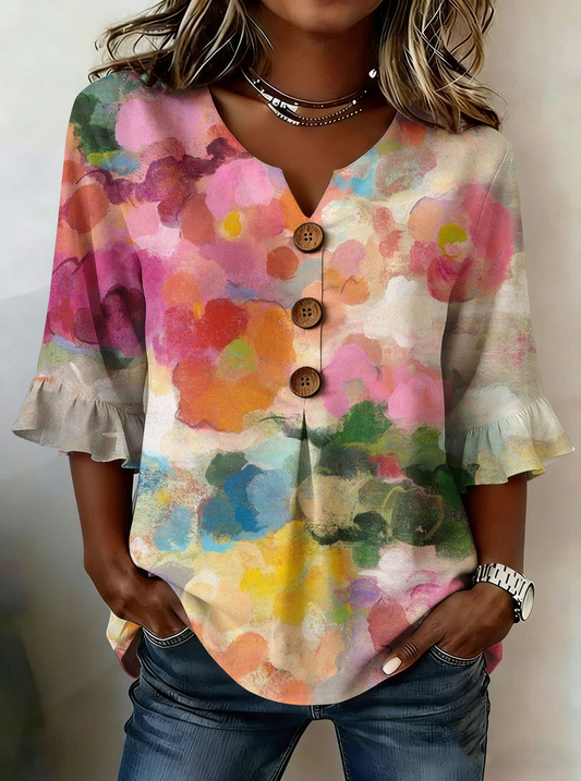Elegancka i wygodna bluzka z kolorowym kwiatowym nadrukiem, dekoltem w kształcie litery V i mankietami z falbaną.