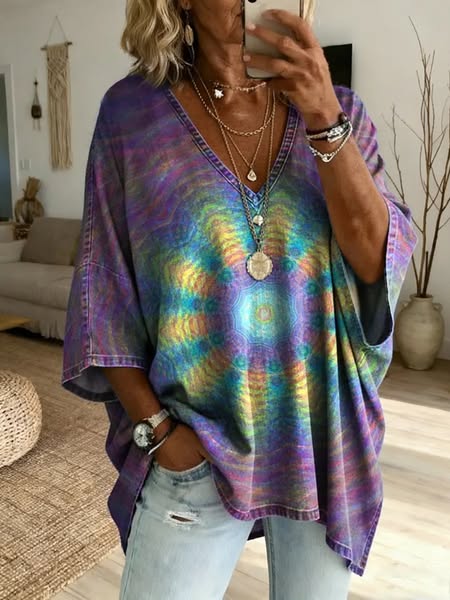 Luźny i wygodny fioletowy top w stylu boho z nadrukiem i dekoltem w serek