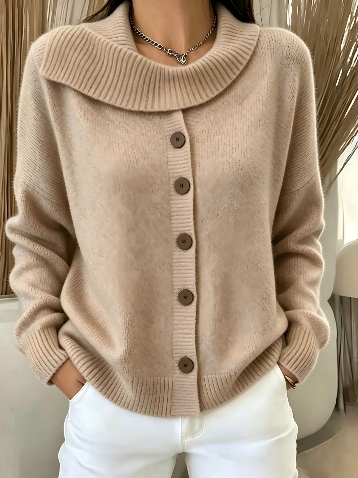 Ten elegancki i wygodny sweter w jednolitym kolorze wyróżnia się nieregularnym wzorem klap, co nadaje mu stylowy wygląd.
