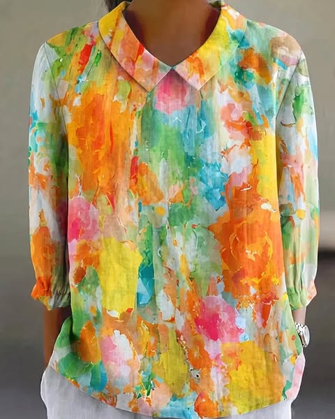 Elegancka i wygodna koszula z długim rękawem i kołnierzykiem, ozdobiona delikatnym kwiatowym wzorem tie-dye.