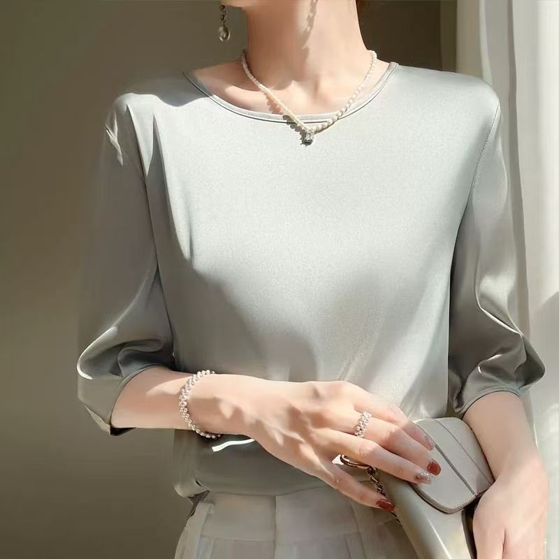 Nowy damski satynowy top w jednolitym kolorze, z okrągłym dekoltem, wyszczuplający krój, emanujący elegancją.