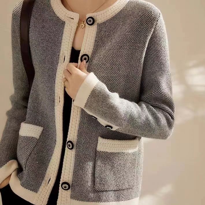 Elegancki, jednolity kolor kardiganu ozdobiony kieszeniami sprawia, że jest wygodny i swobodny.