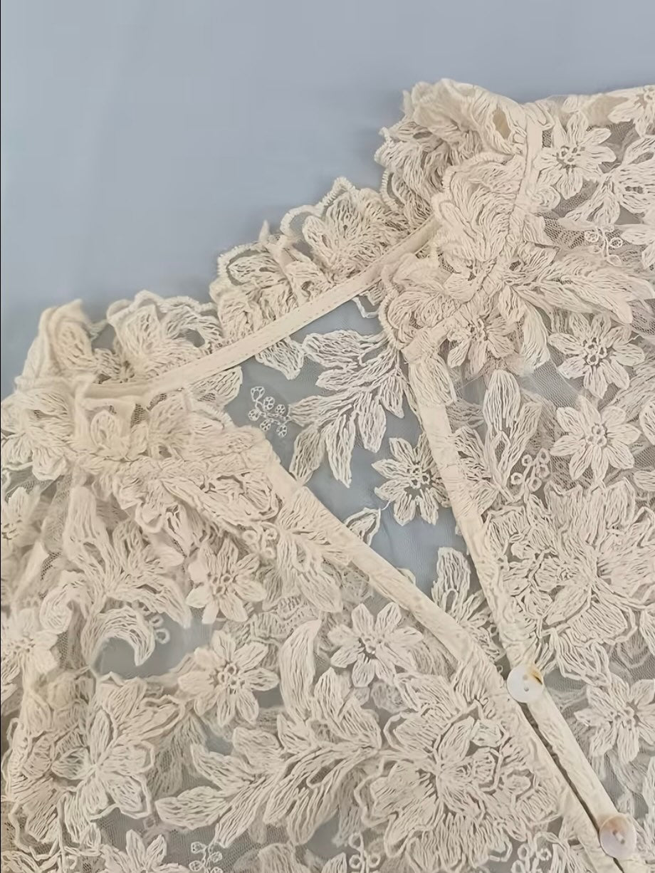 Prześwitująca biała koronkowa koszula w stylu francuskim, ozdobiona kwiatową koronką i eleganckimi falbankami, lekka i zwiewna.