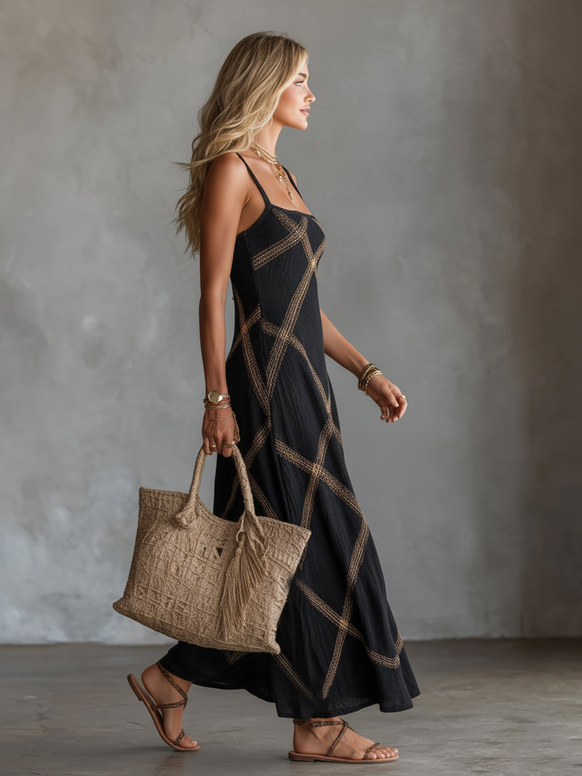 Elegancka i dopasowana sukienka w kratę z odkrytymi ramionami, która nie tylko podkreśli Twoją figurę, ale również emanuje eleganckim urokiem.