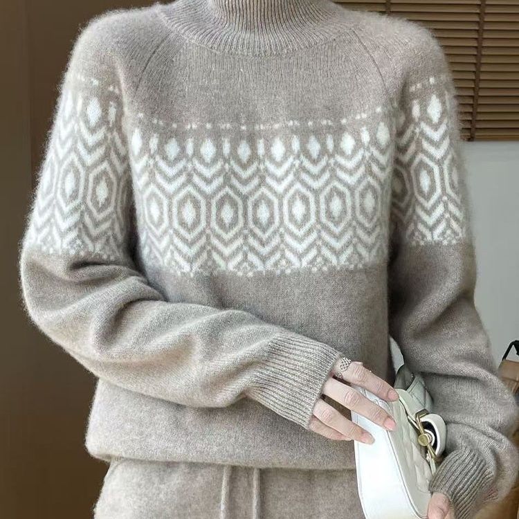 Elegancki i wygodny sweter z golfem, miękki i ciepły, z geometrycznym wzorem żakardowym.