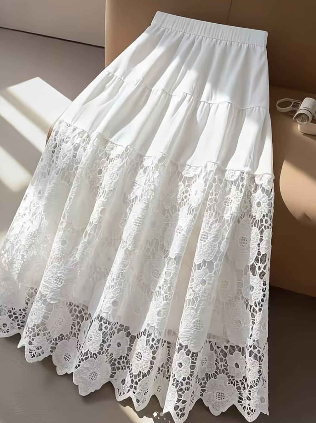 Ta wygodna długa suknia (spódnica) ozdobiona jest ażurowymi kwiatami, które emanują świeżym i eleganckim urokiem.
