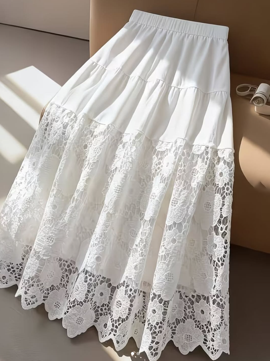 Ta wygodna długa suknia (spódnica) ozdobiona jest ażurowymi kwiatami, które emanują świeżym i eleganckim urokiem.