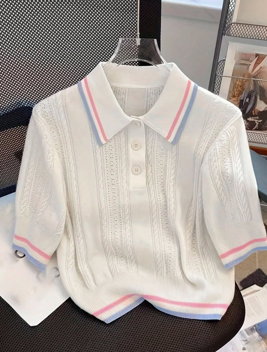 Klasyczny, biały, dzianinowy top polo w stylu francuskim z krótkim rękawem i kołnierzykiem
