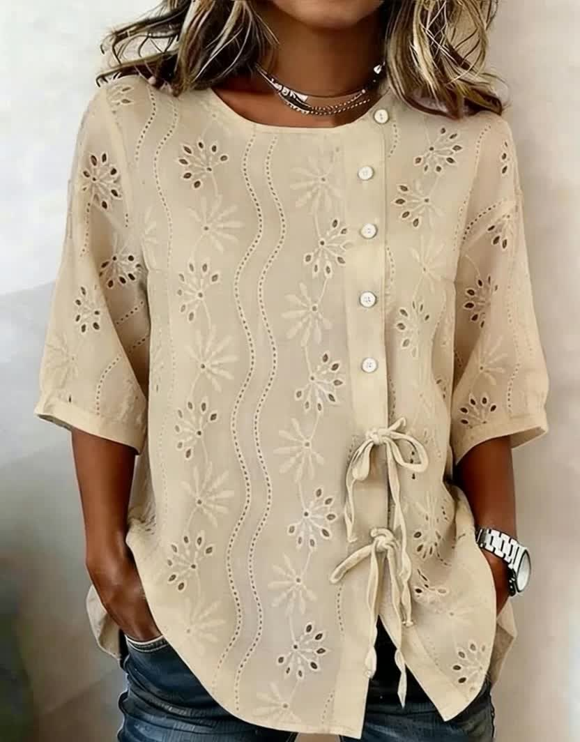 Ta jednokolorowa damska koszula wyróżnia się wyciętym wzorem kwiatowym, guzikami i krawatem, przez co jest uniwersalnym elementem garderoby.