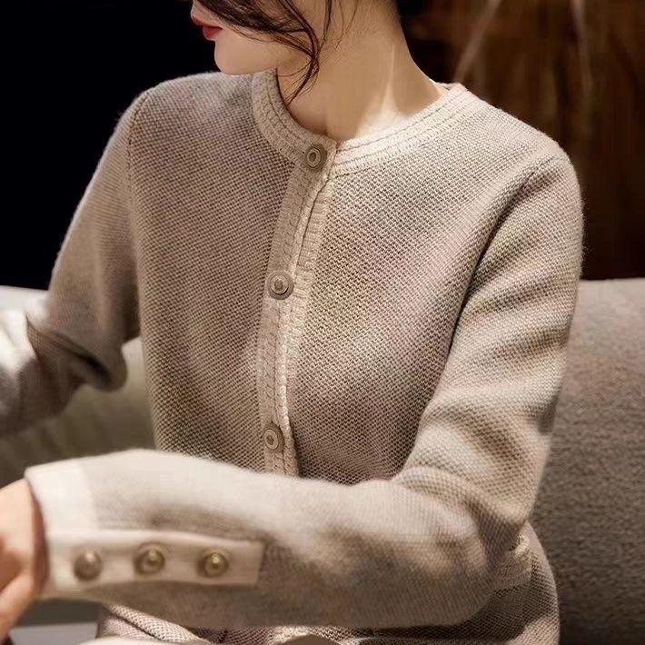 Elegancki, jednolity kolor kardiganu ozdobiony kieszeniami sprawia, że jest wygodny i swobodny.