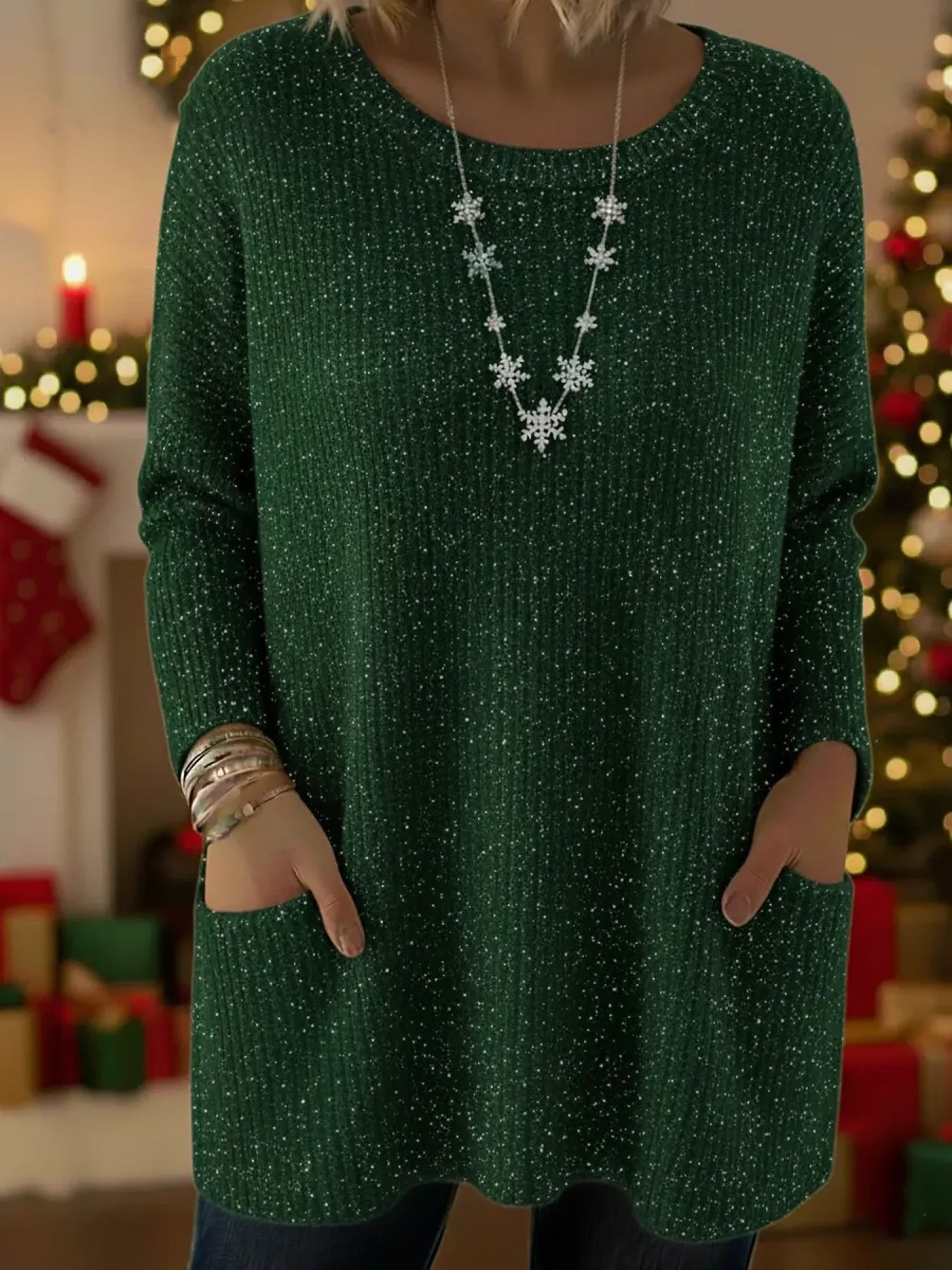Elegancki i wygodny sweter z kaszmiru w jednolitym kolorze, z okrągłym dekoltem, ozdobiony połyskującym wzorem w gwiazdy i wyposażony w kieszenie.