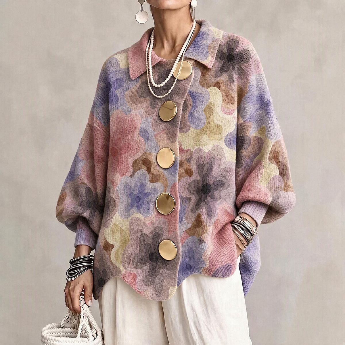 Ten fioletowy kardigan z kwiatowym wzorem tie-dye ma szerokie rękawy i duże guziki, dzięki czemu jest wygodny, stylowy i uniwersalny.