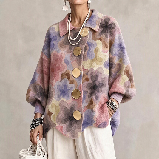 Ten fioletowy kardigan z kwiatowym wzorem tie-dye ma szerokie rękawy i duże guziki, dzięki czemu jest wygodny, stylowy i uniwersalny.