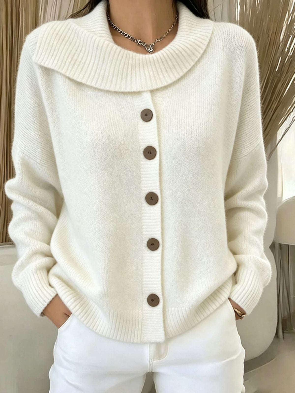 Ten elegancki i wygodny sweter w jednolitym kolorze wyróżnia się nieregularnym wzorem klap, co nadaje mu stylowy wygląd.