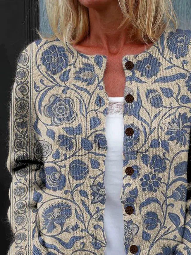 Elegancki i wygodny szary kardigan z pięknym niebieskim wzorem kwiatowym