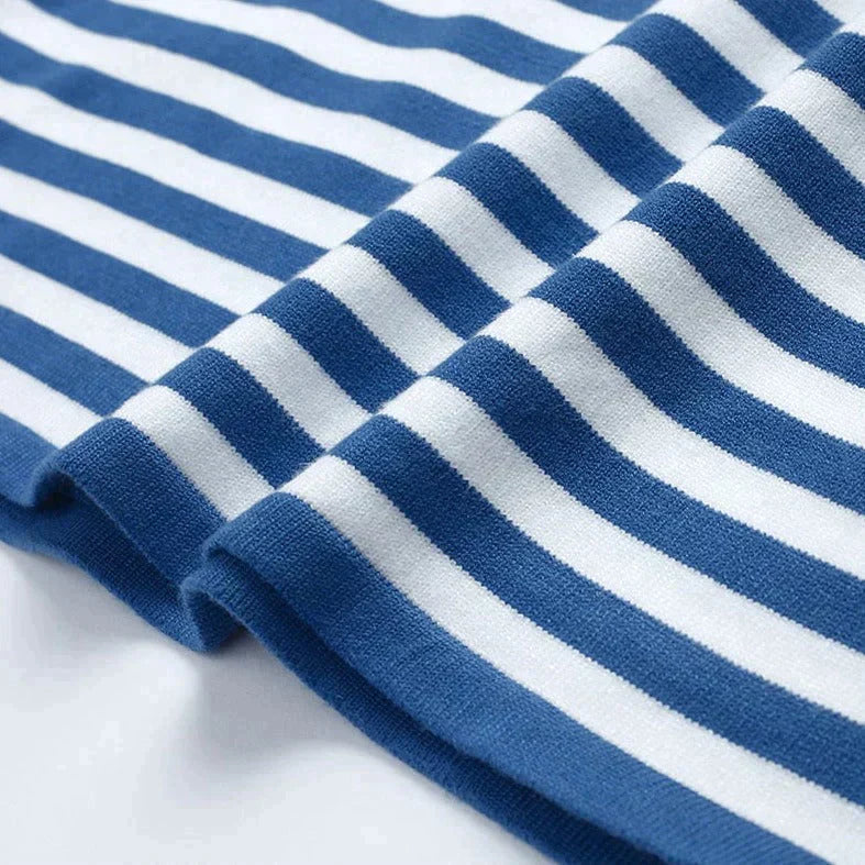Sweter w paski z okrągłym dekoltem – uniwersalny fason na jesień i zimę