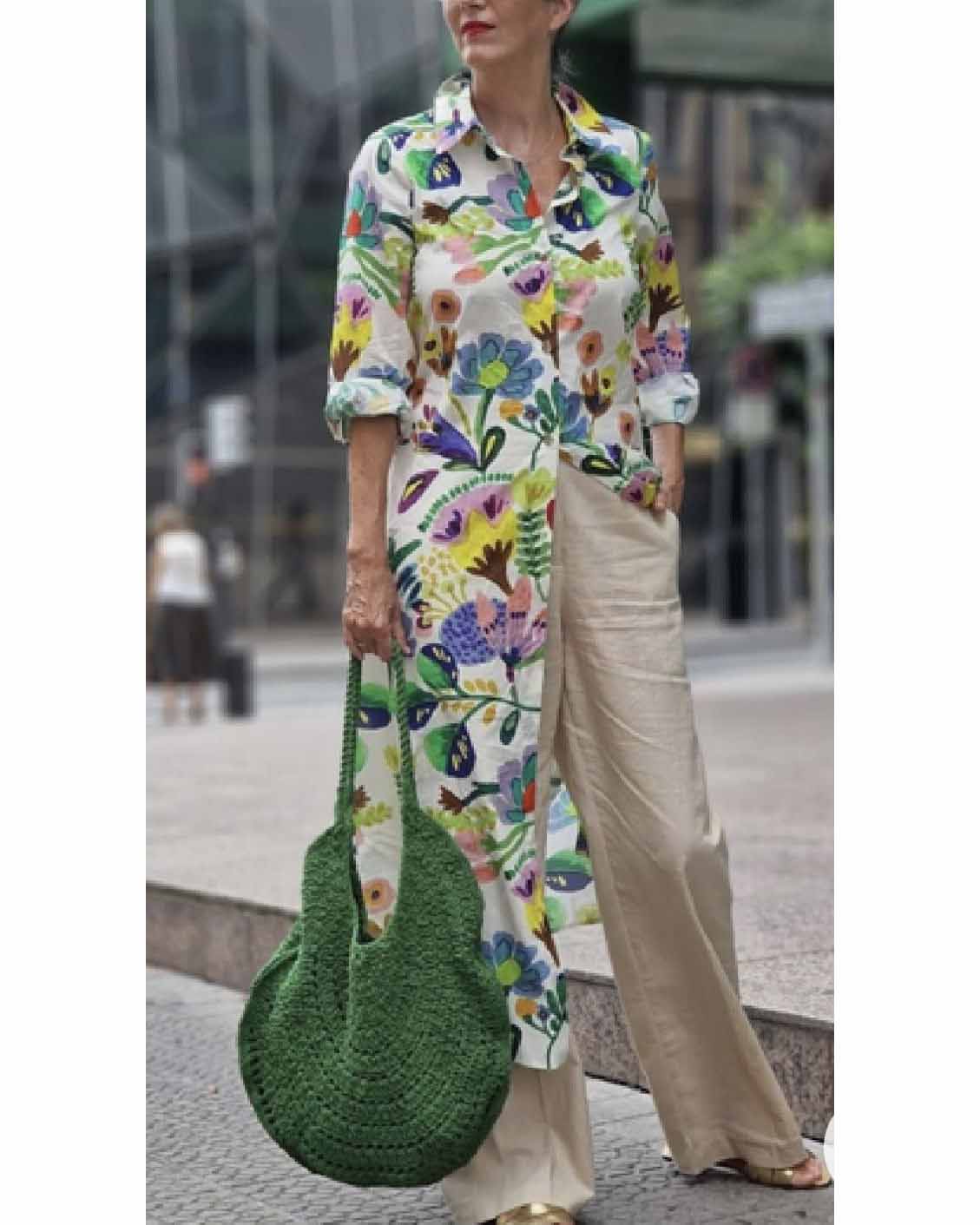 Elegancka i wygodna, ta długa sukienka koszulowa ozdobiona jest kwiatowym wzorem. Jest uniwersalna i łatwa do dopasowania.