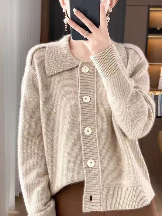 Elegancki i miękki sweter z kaszmiru z klapami i zapięciem na guziki