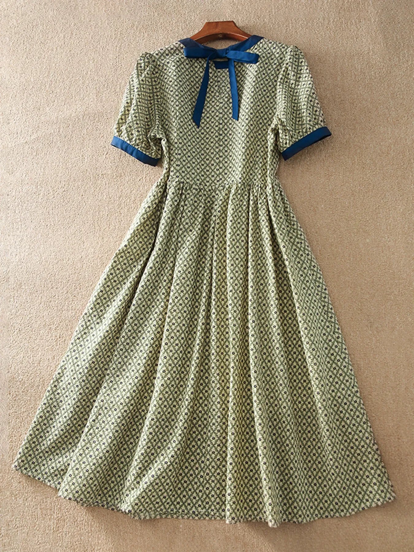 Luźna, zielona, kratkowana sukienka z krótkim rękawem i okrągłym dekoltem, idealna na lato; stylowy i elegancki fason.