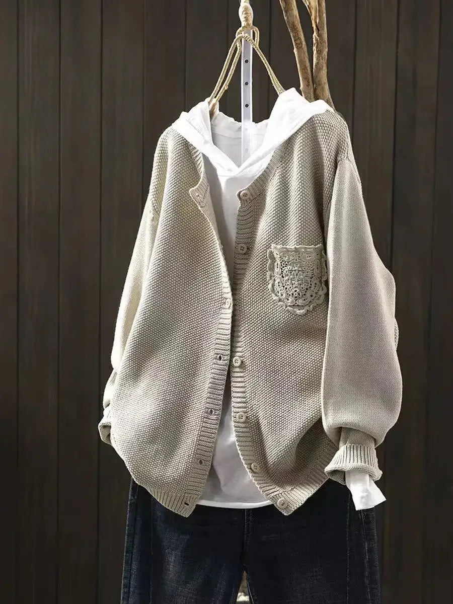 Solidny sweter z kaszmiru zapinany na guziki, w eleganckim, swobodnym stylu, z kieszeniami z koronki z przodu