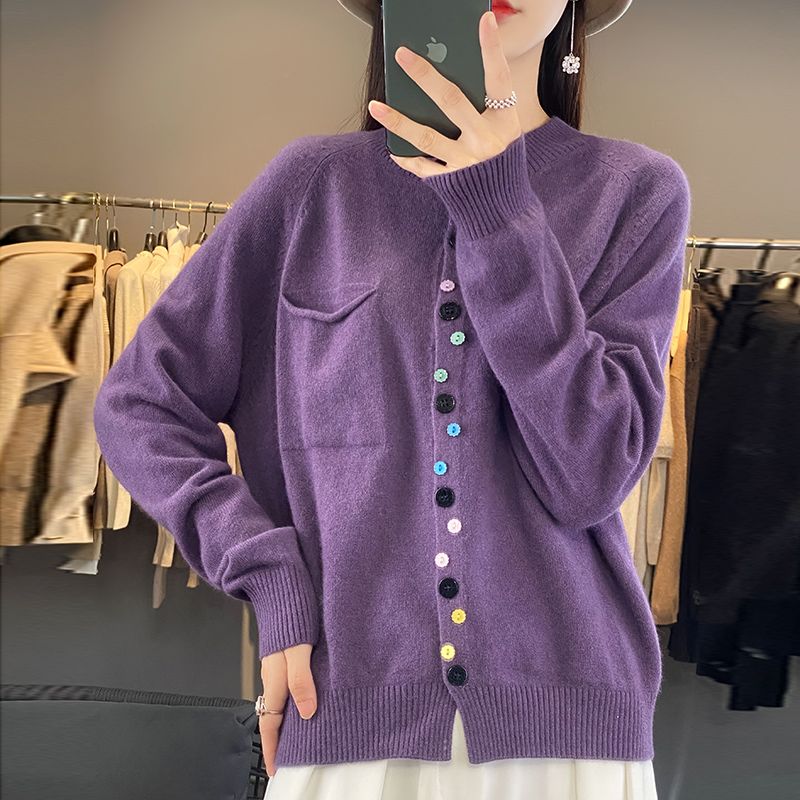 Elegancki i wygodny damski kardigan dzianinowy z kolorowym, pojedynczym guzikiem.