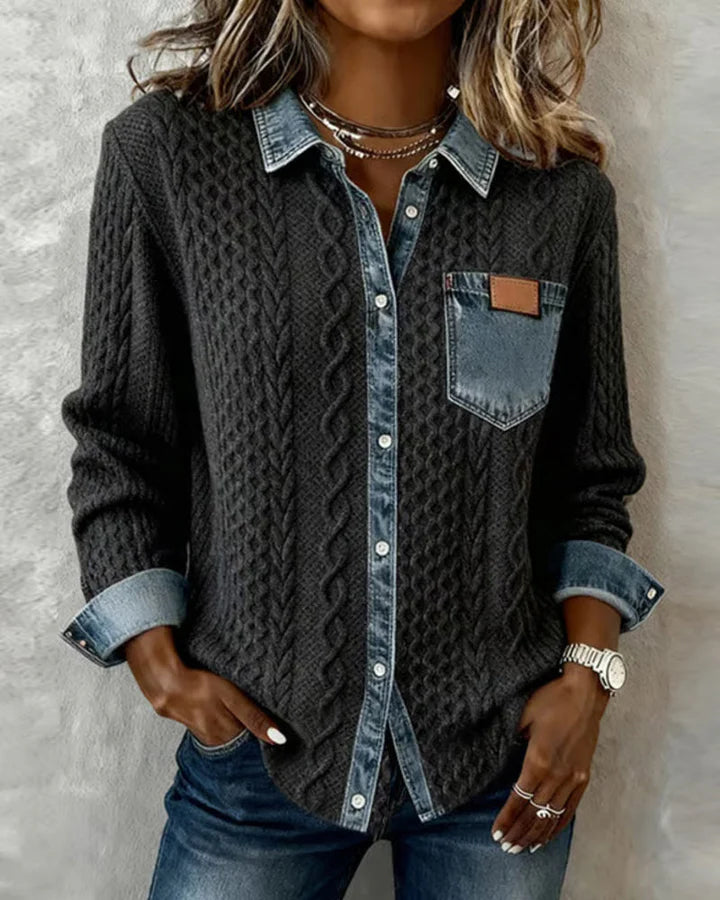 Elegancki i wygodny damski kardigan wykonany z patchworkowej dzianiny denim, ozdobiony tkanym, skręconym wzorem kwiatowym i zapinany na guziki.