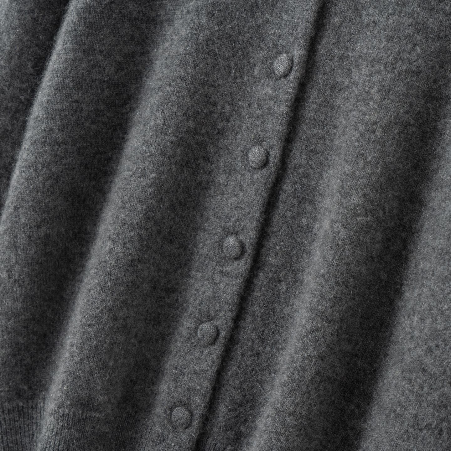 Elegancki i wygodny dwuczęściowy kardigan w jednolitym kolorze z kontrastującymi dzianinowymi falbankami przy kołnierzu i mankietach.