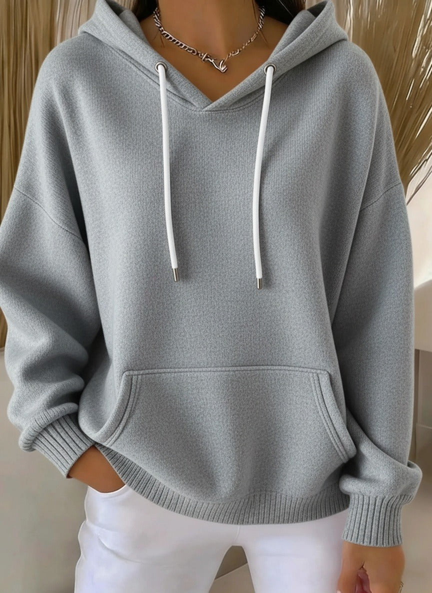 Klasyczna i wygodna bluza z kapturem w jednolitym kolorze i kieszenią z przodu; prosty, ale stylowy design.