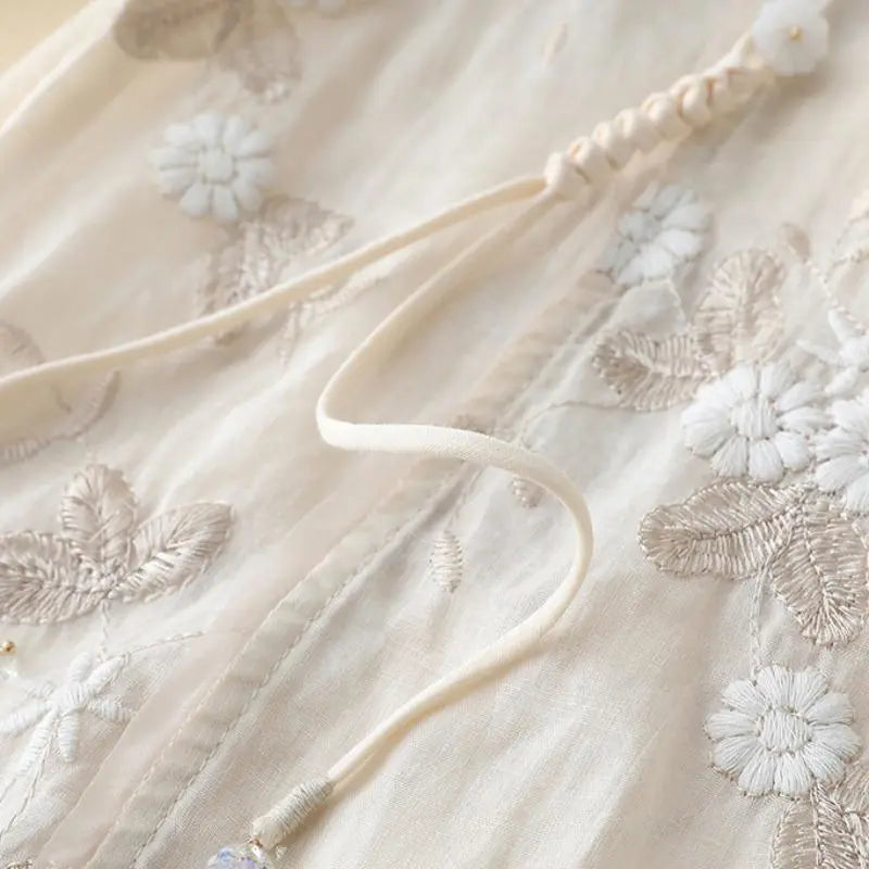 Elegancka koszula w stylu vintage z okrągłym dekoltem i haftowanymi kwiatami
