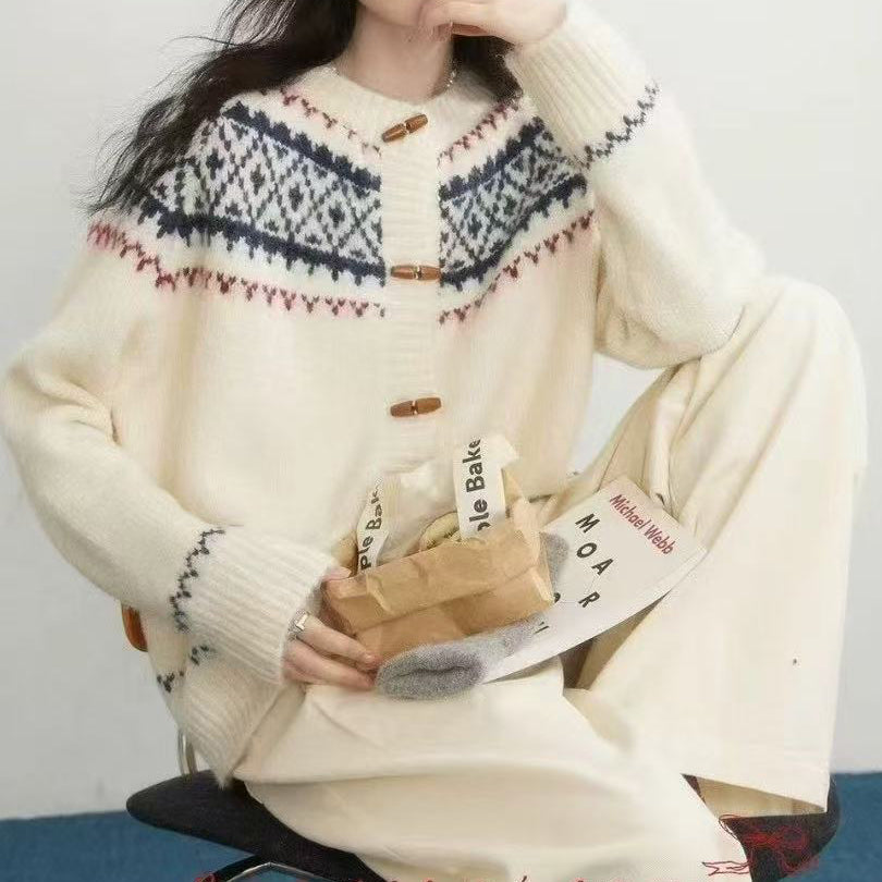 Elegancki i wygodny sweter kaszmirowy o minimalistycznym stylu, z geometrycznym nadrukiem i zapięciem na guziki.