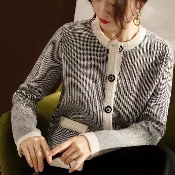 Elegancki, jednolity kolor kardiganu ozdobiony kieszeniami sprawia, że jest wygodny i swobodny.