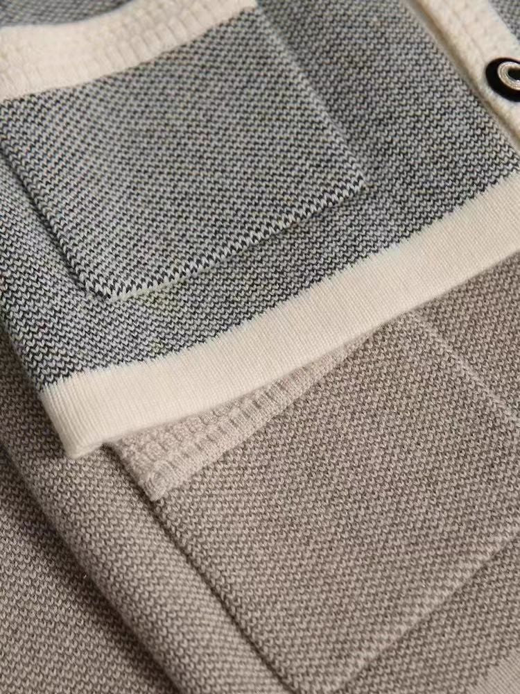 Elegancki, jednolity kolor kardiganu ozdobiony kieszeniami sprawia, że jest wygodny i swobodny.