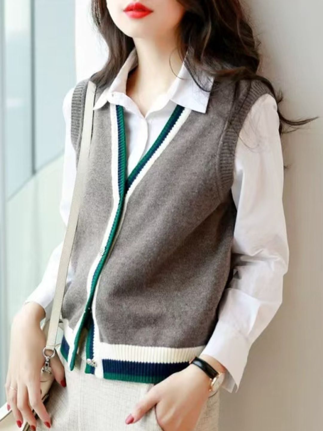 Elegancki i wygodny sweter bez rękawów o luźnym kroju w stylu retro, dostępny w różnych kolorach.