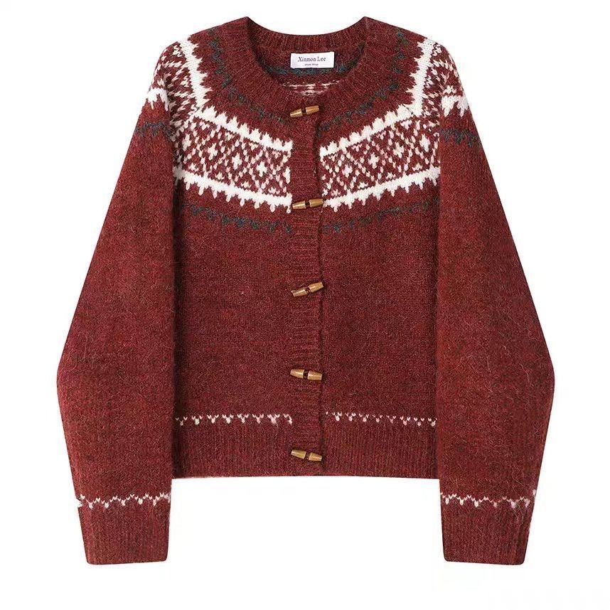 Elegancki i wygodny sweter kaszmirowy o minimalistycznym stylu, z geometrycznym nadrukiem i zapięciem na guziki.