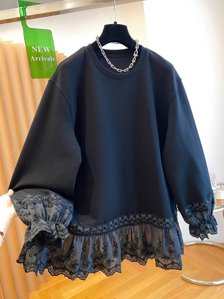 Ten stylowy, jednokolorowy damski top z okrągłym dekoltem ozdobiony jest koronką – prosty, a zarazem modny.
