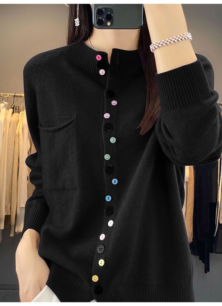 Elegancki i wygodny damski kardigan dzianinowy z kolorowym, pojedynczym guzikiem.