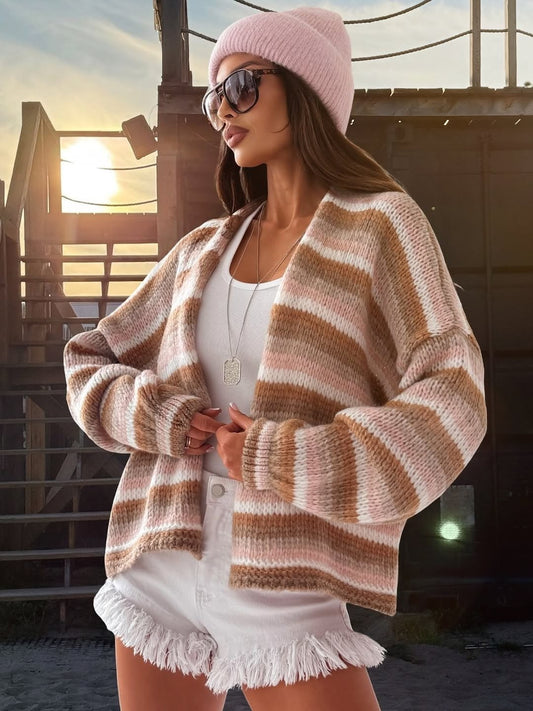 Ten sweter w stylu retro wyróżnia się kolorowym, pasiastym wzorem, który nadaje mu swobodny i swobodny charakter.
