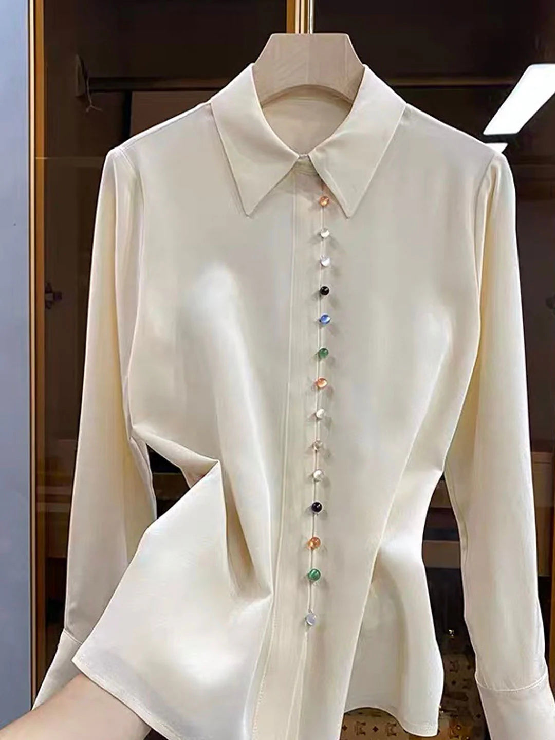 Koszula damska z długim rękawem wykonana z gładkiej bawełny, zapinana na kolorowe guziki