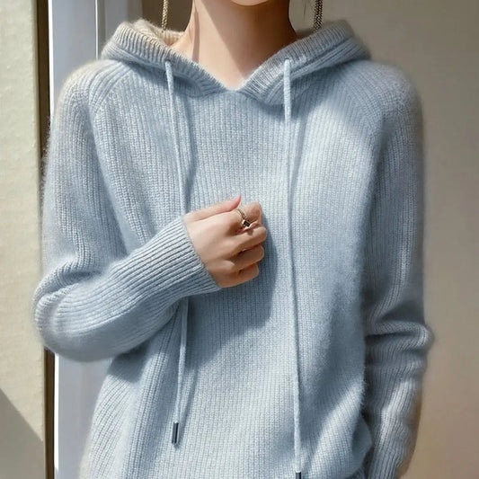 Ten jednolity sweter ma kaptur, jest miękki w dotyku oraz wygodny i elegancki.