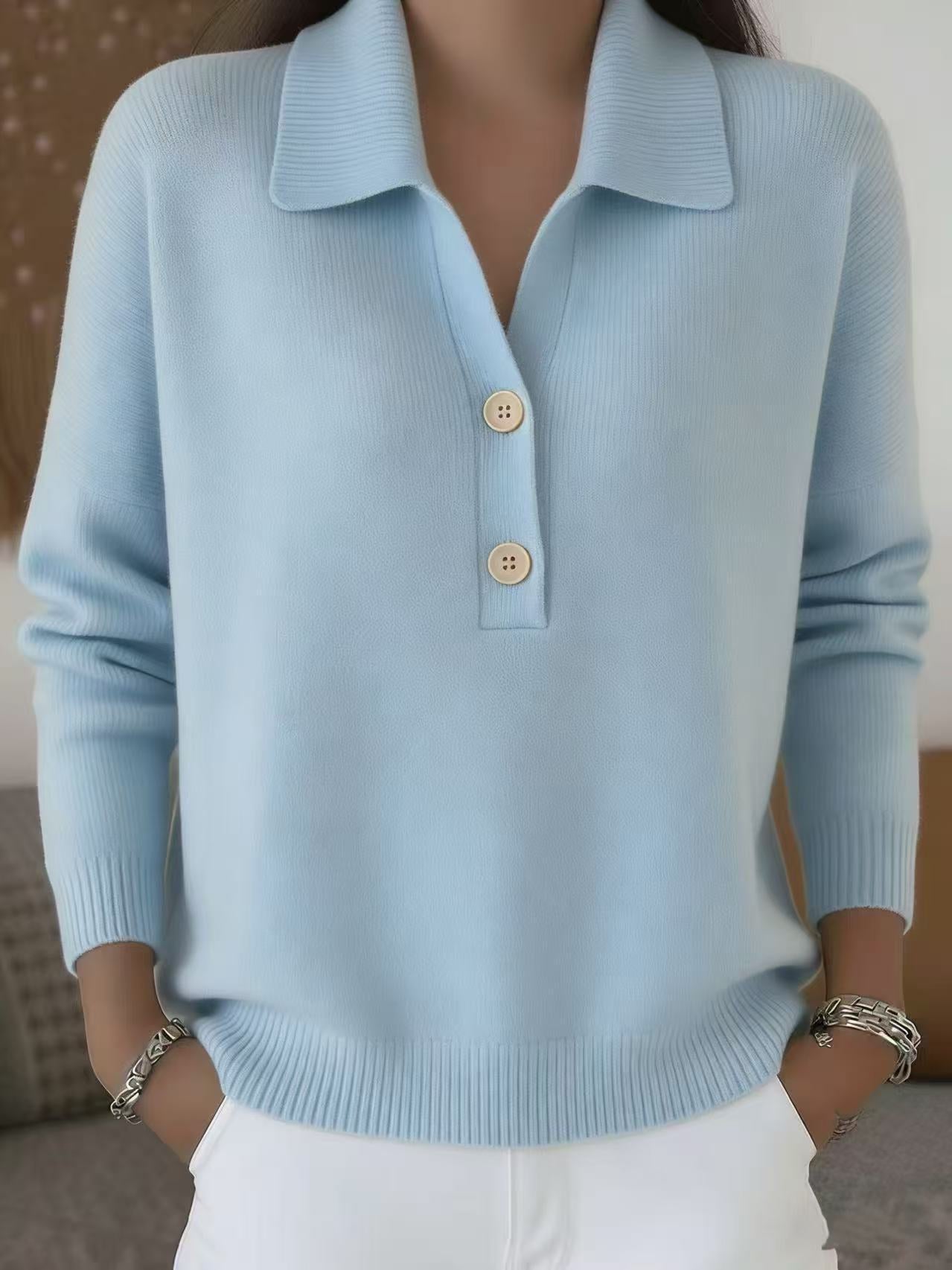 Elegancki i wygodny sweter kaszmirowy w stylu vintage, miękki i przyjemny w dotyku, z półotwartym kołnierzem.