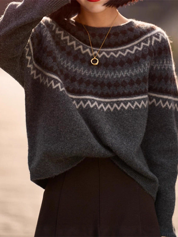 Elegancki i wygodny wełniany sweter z falistym kwiatowym wzorem i okrągłym dekoltem, dostępny w dwóch kolorach.