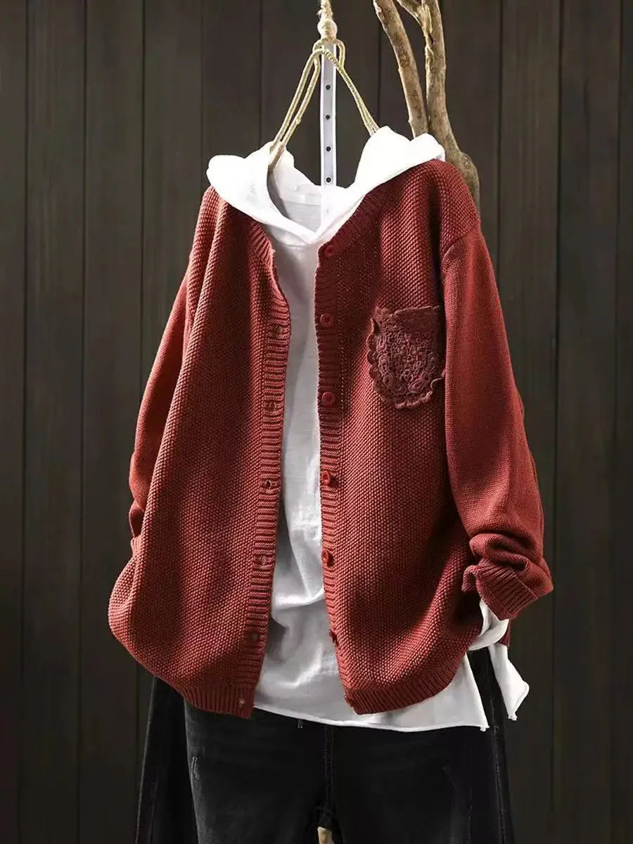 Solidny sweter z kaszmiru zapinany na guziki, w eleganckim, swobodnym stylu, z kieszeniami z koronki z przodu